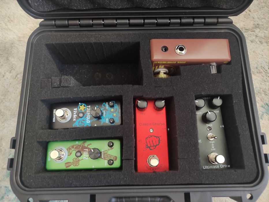 Caixa robusta com pedais de guitarra