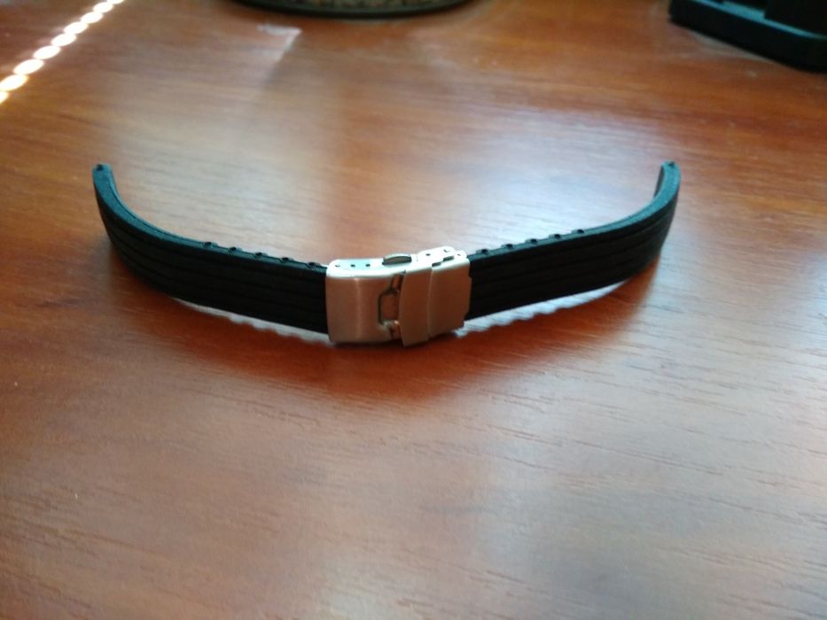 Продам силиконовый браслет для наручных часов