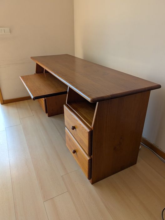 Secretária robusta em pinho maciço para computador.