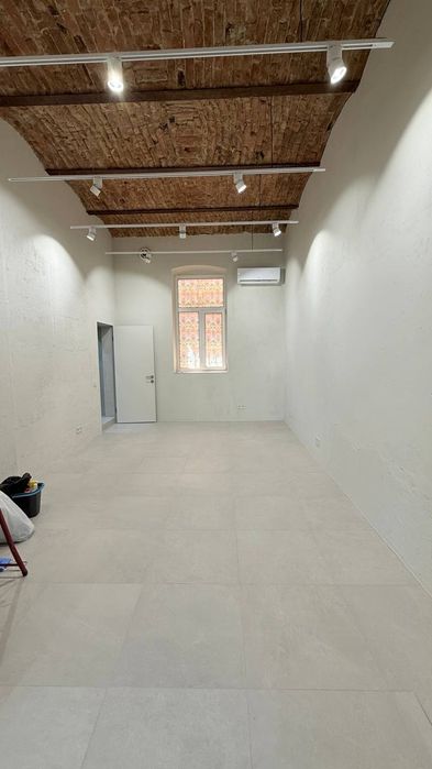 Продається фасадне приміщення Площа Філармонії