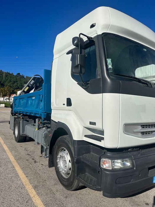 Renault Premium com grua