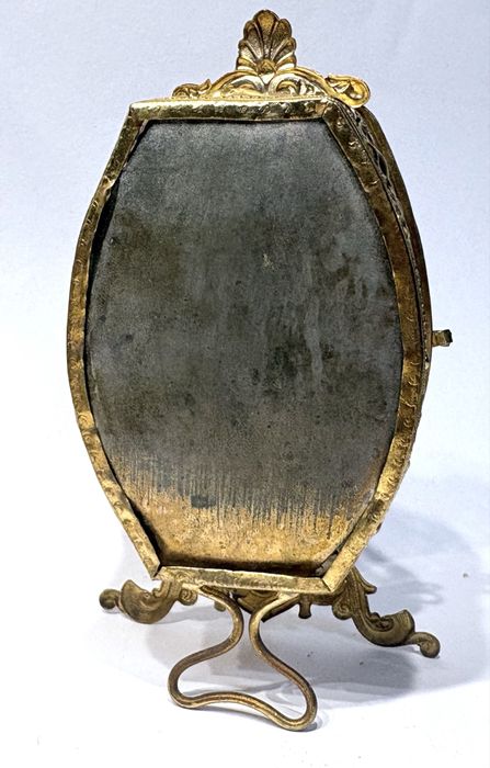 Antigo relicário / vitrine para relógio de bolso francês dourado