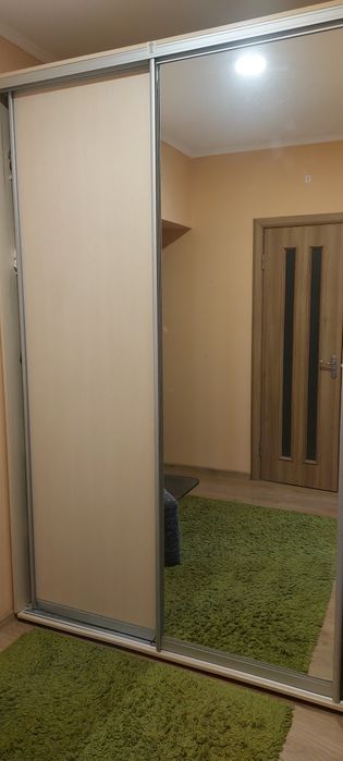 Продам містку шафу-купе з дзеркалом