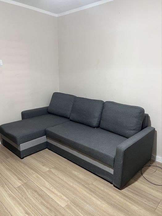 Szary narożnik z funkcja spania