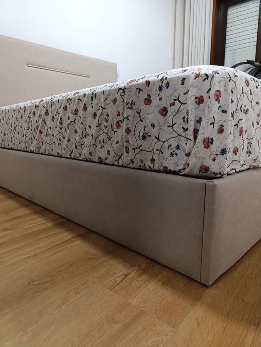 Cama bege com colchão