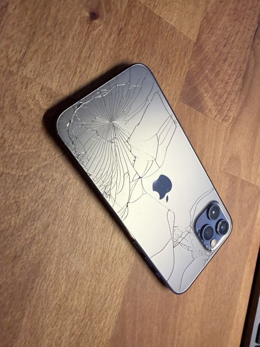 IPhone 12 pro - zbite plecki