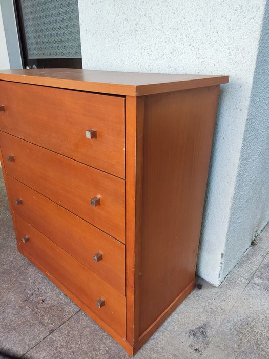 Cómoda com 4 gavetas