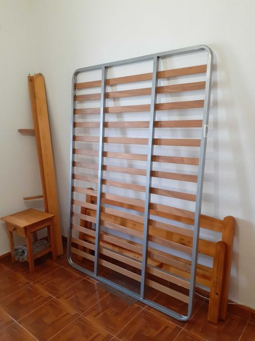 Cama de casal, em pinho maciço - Amadora