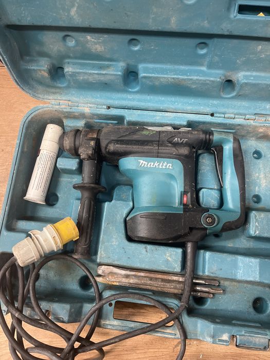 Młot wyburzeniowy makita 110v  HR3210C