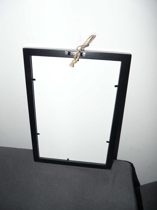 Obrazek w czarnej ramce z sentencją The Only Way To Do Great Work Is