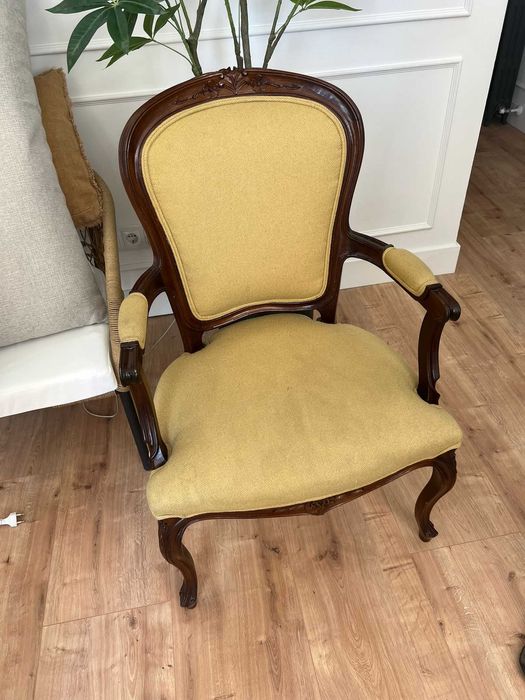 Cadeirão Bergere (estilo Luís XV) com forro amarelo