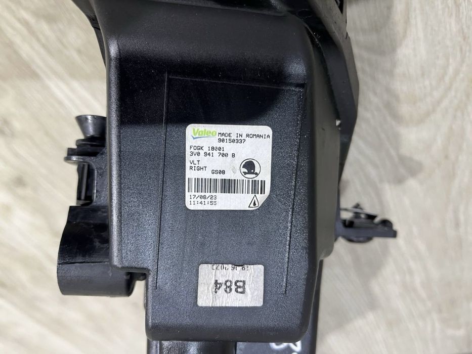 Противотуманка правая Skoda Superb 3 \ 2019 - 2023 г. / Галоген