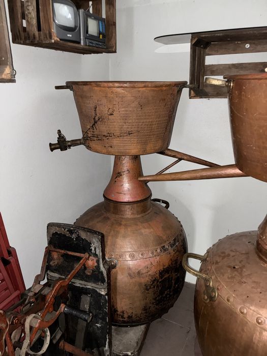 Alambiques antigos em cobre
