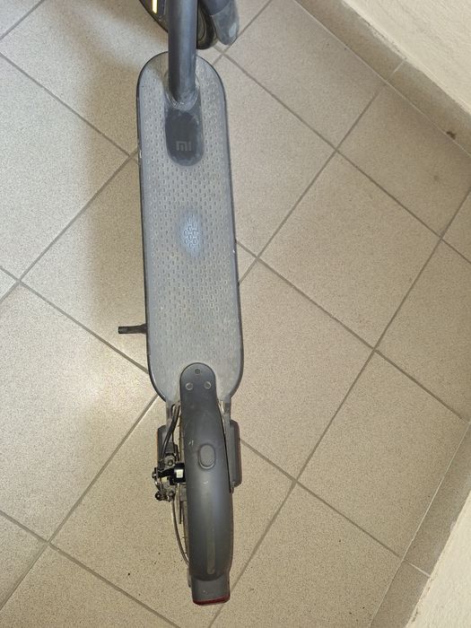 Продам электросамокат Xiaomi Mi Electric Scooter Essential