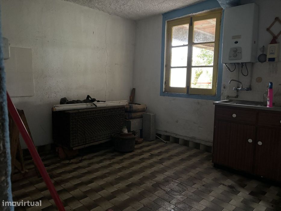 Moradia de 2 pisos com terreno no centro da Lousã