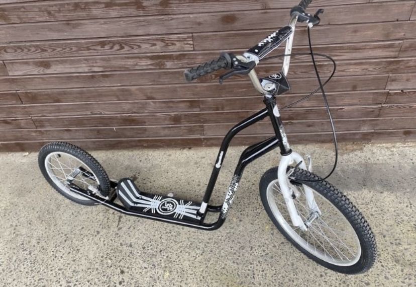 Hulajnoga miejska z pompowanymi kołami