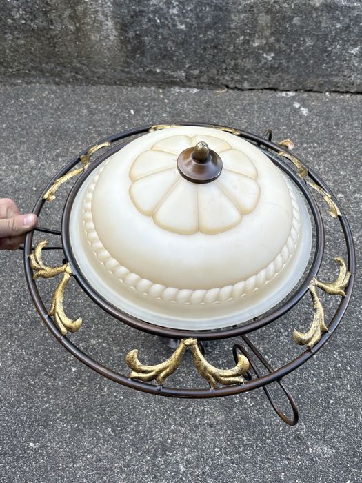 Candeeiro de Teto Clássico em Ferro e Vidro Fosco – Estilo Vintage Elegante