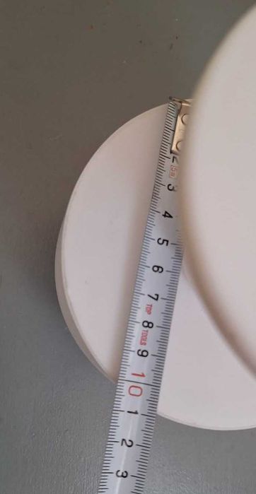 Mała biała lampka na biurko na szafkę nocną działa na baterie