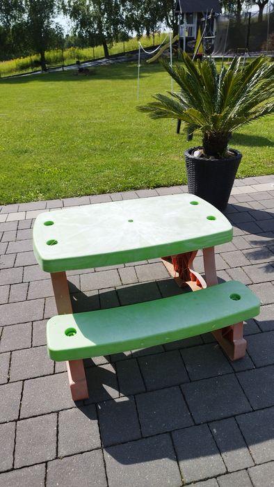 Stolik ogrodowy i ławeczki do siedzenia dla dzieci do ogrodu