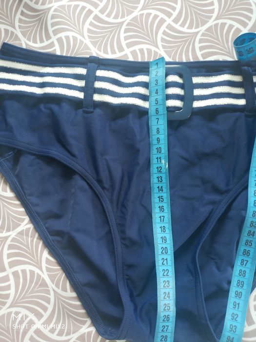 Majtki ze stroju kąpielowego XXL.