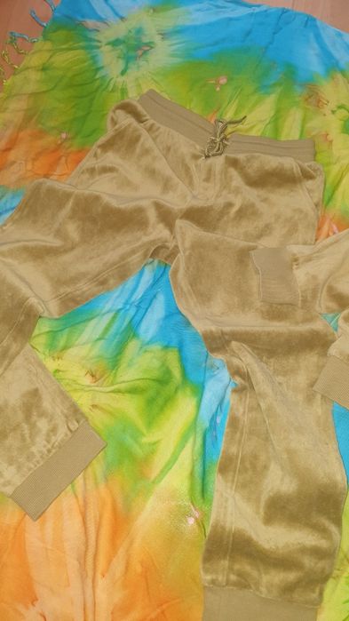 Nowy dres welurowy dla dziecka uniwersalny 134 cm