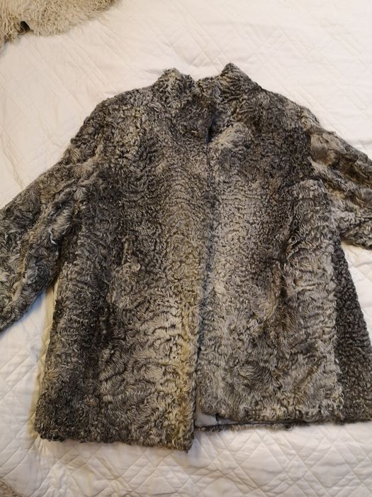 Karakuły, krótka kurtka w odcieniach szarości