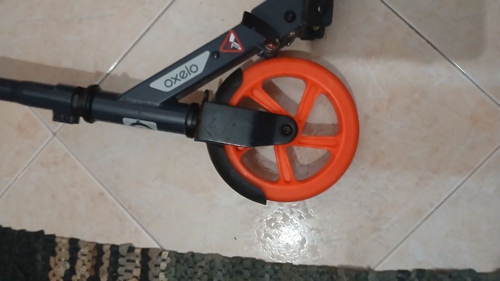 Trotineta- cor laranja e preto para criança