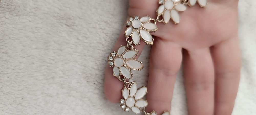 Colar prateado com flores rosa claro. Usado