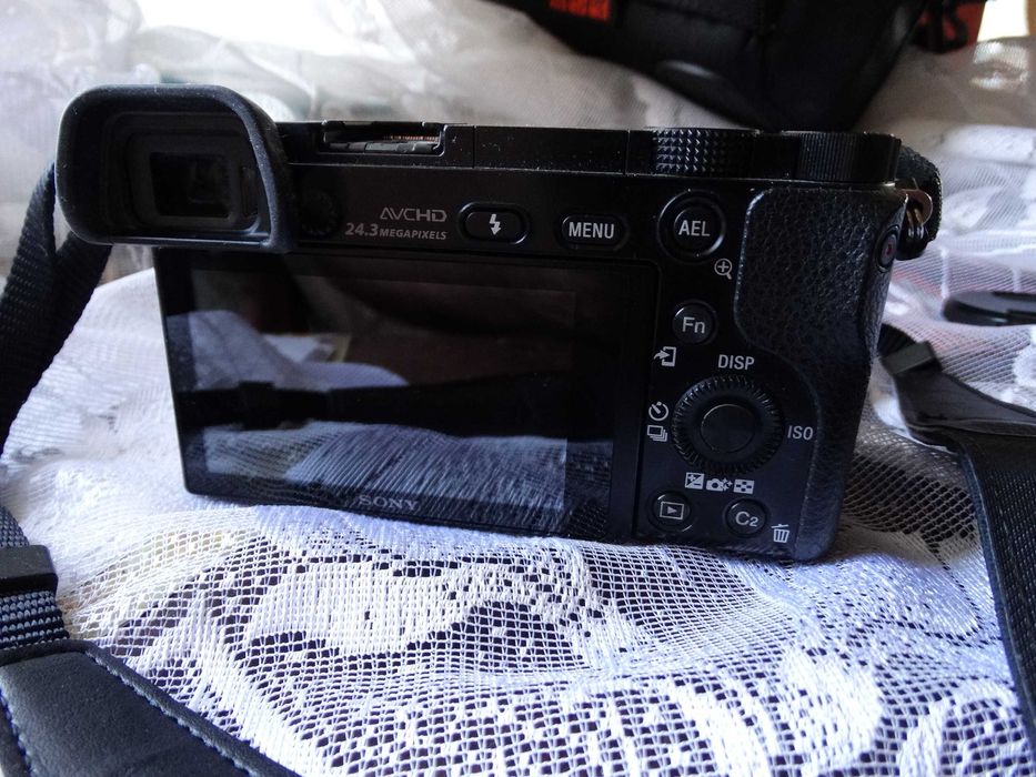 Sony a6000 + kit Sony SEL 18-55 f/3.5-5.6