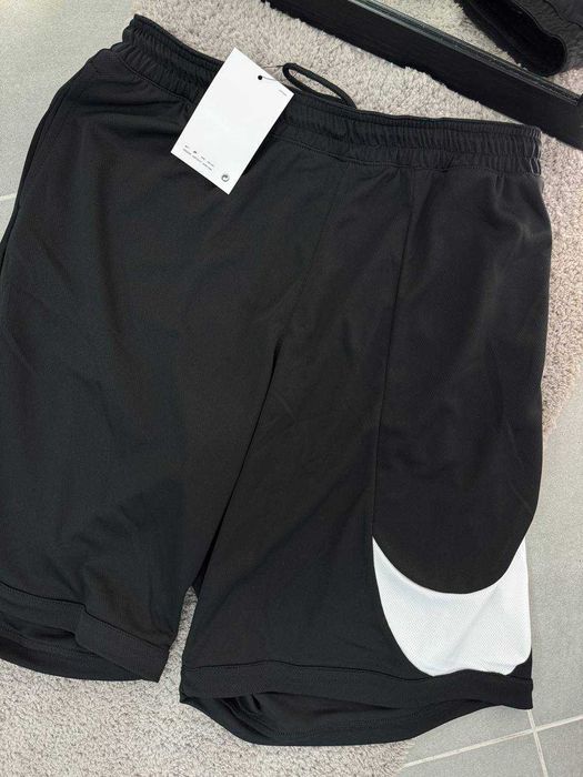 Шорти NIKE в наявності розмір M та L