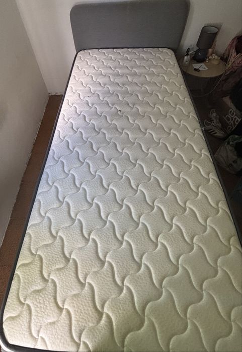 Boa dia vendo cama de solteiro com colchão.  A cama tem 2 metros por 90. Um lado da cama tem uma mancha que eu já tentei tirar e não saiu. 100€
