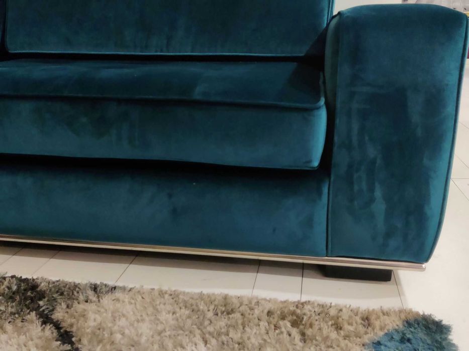Sofá em Veludo Azul com base em Inox