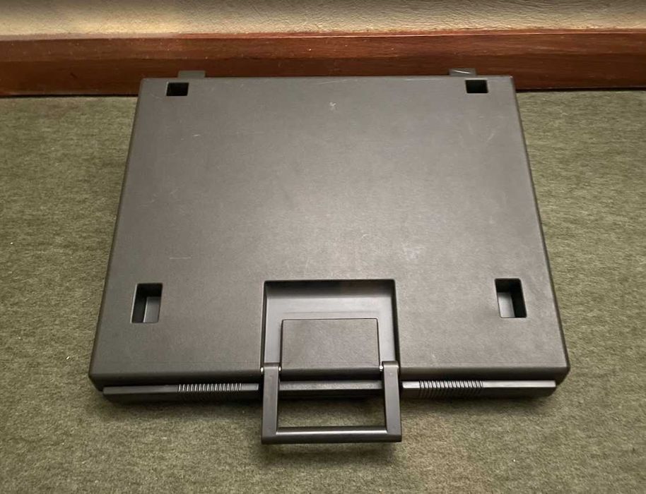 Maquina de Escrever - Olivetti Praxis 35 - case resistente incluida