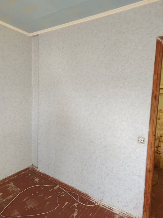 Гостинка с балконом, рядом метро.