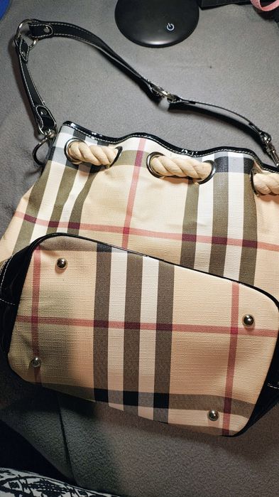 Torebka stylizowana na Burberry.
