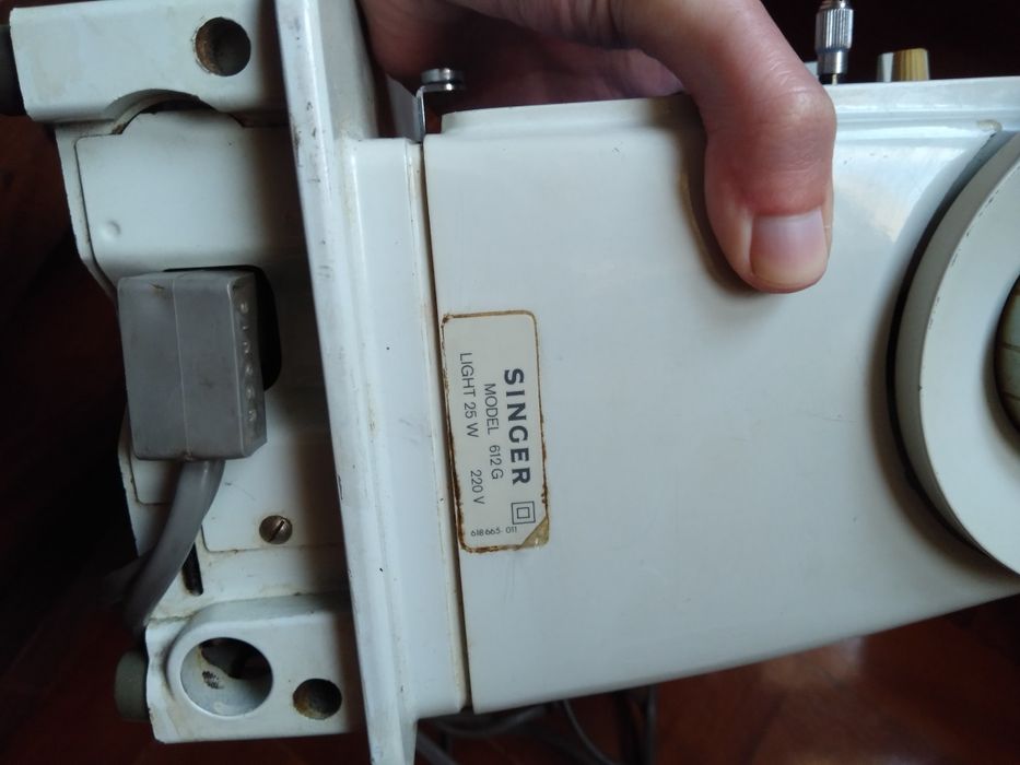 Máquina de costura Singer 612G antiga
