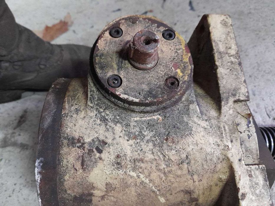 Кутовий редуктор з гвинтом від станка