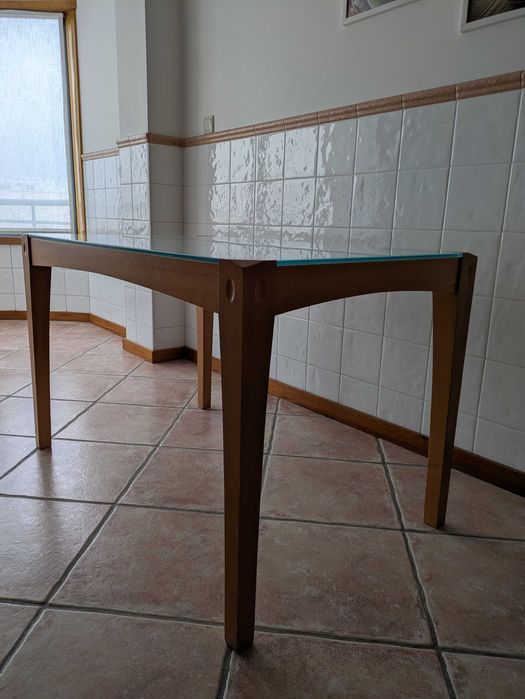 Mesa de sala de jantar e 4 cadeiras
