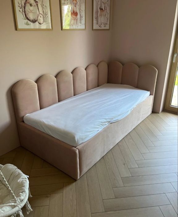 Łóżko tapicerowane narożne biszkopty dla dziewczynki panele na wymiar