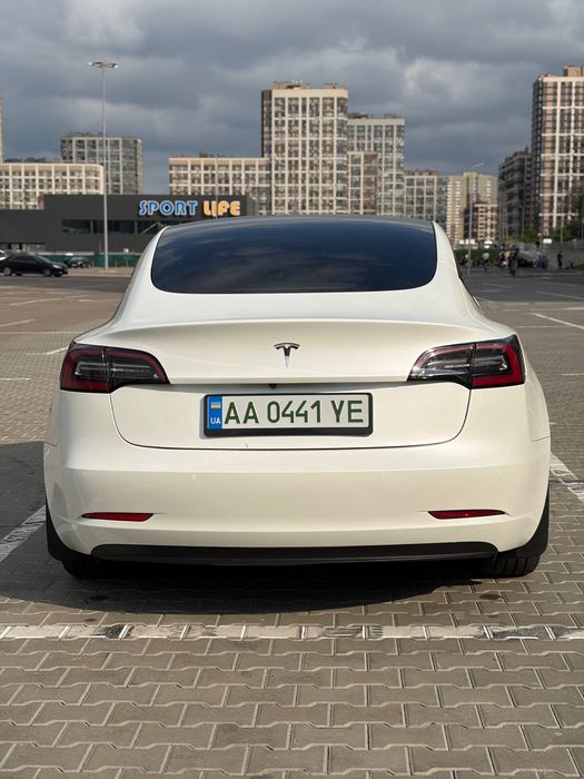 Tesla model 3 2022 року