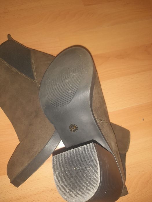 Замшеві ботинки на каблуках