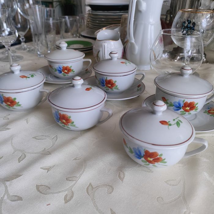 Bulionówki z pokrywkami – porcelana Made in DPR (NRD) – 6 szt.