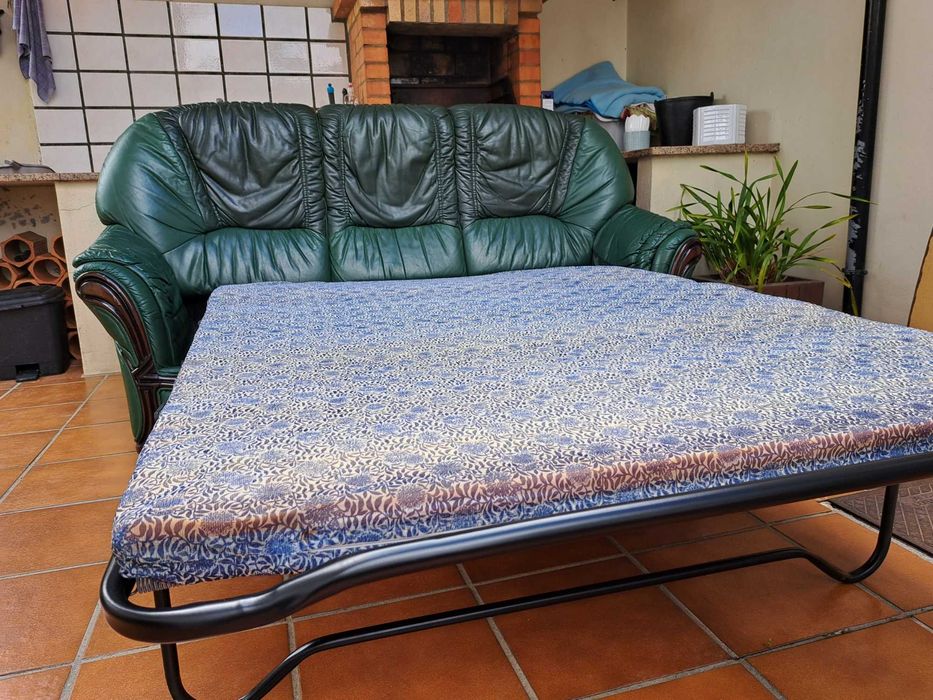 Sofá cama em pele