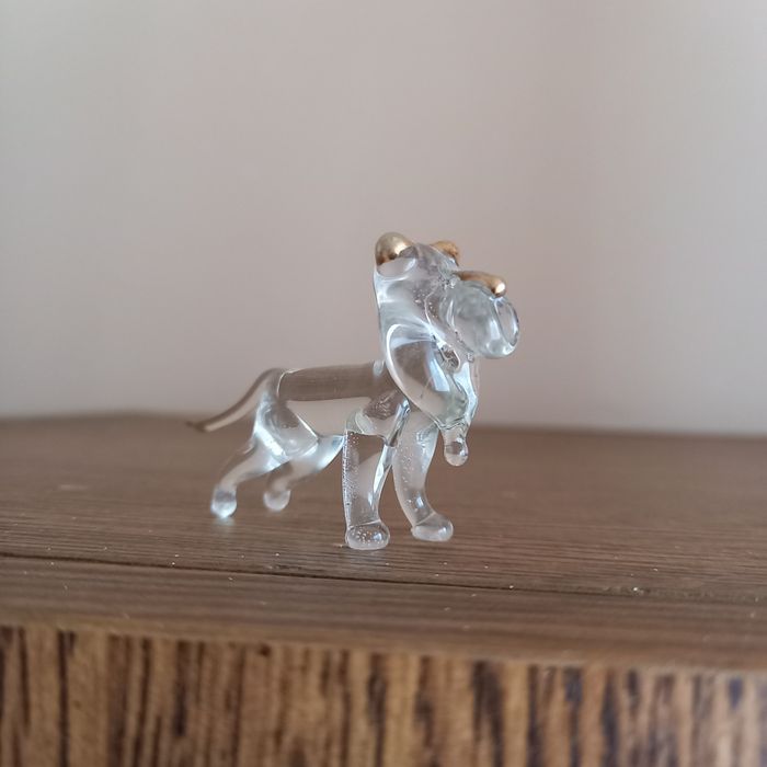 Szklana mini figurka LEW, praca ręczna.