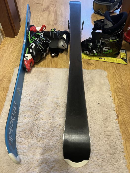 Narty Stöckli, buty Rossignol, wiązania Atomic i kask Uvex