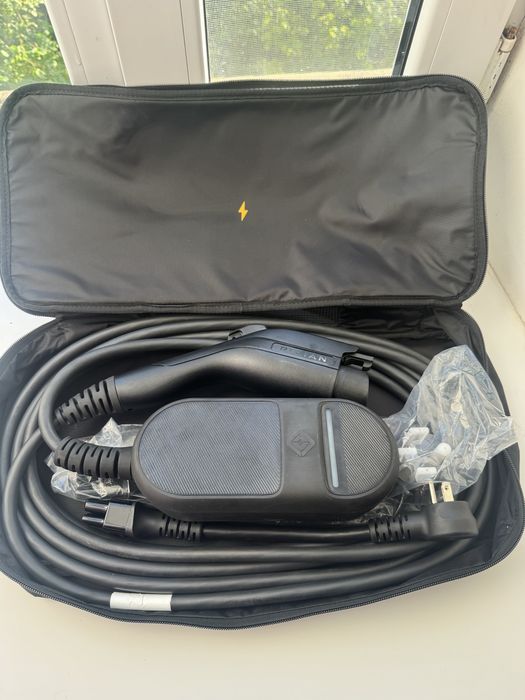 Оригінальна зарядка Rivian / EVSE 110–240V 32A Level 1/2 НОВА USA (2 кабелі)
