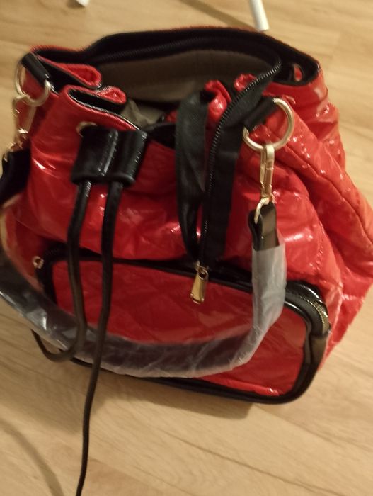 Nowa pikowana torebka listonoszka czerwona typu worek