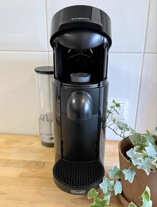 Máquina de Café Nespresso Vertuo Plus - Como NOVA