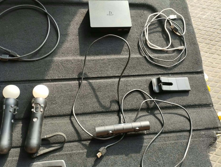Google do ps 4 z kamerą, dwoma kontrolerami i okablowaniem