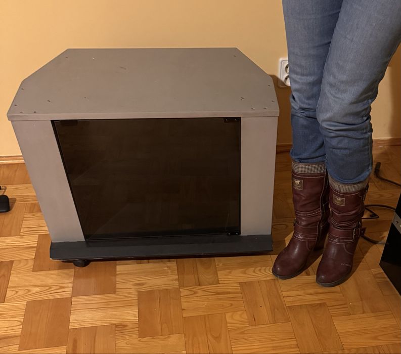 Mała szafeczka pod telewizor